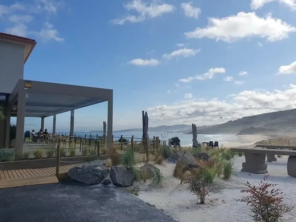 Pérgola bioclimática junto a la costa