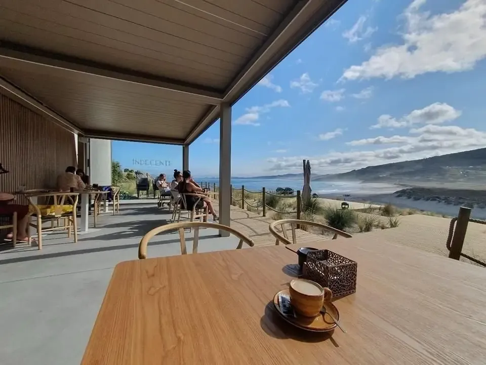 Pérgola bioclimática para restaurante en la costa
