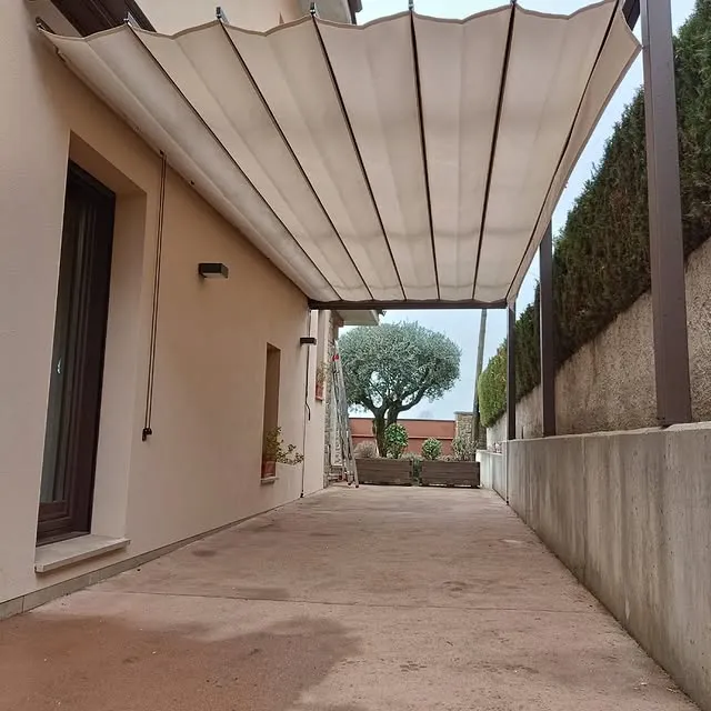 Pérgola con toldo mediterráneo integrado en la estética de la vivienda