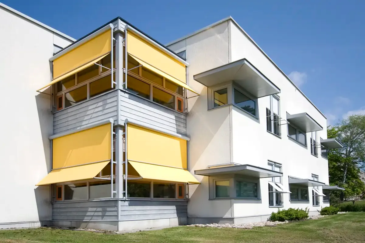 Toldo de control solar en una vivienda de Berga