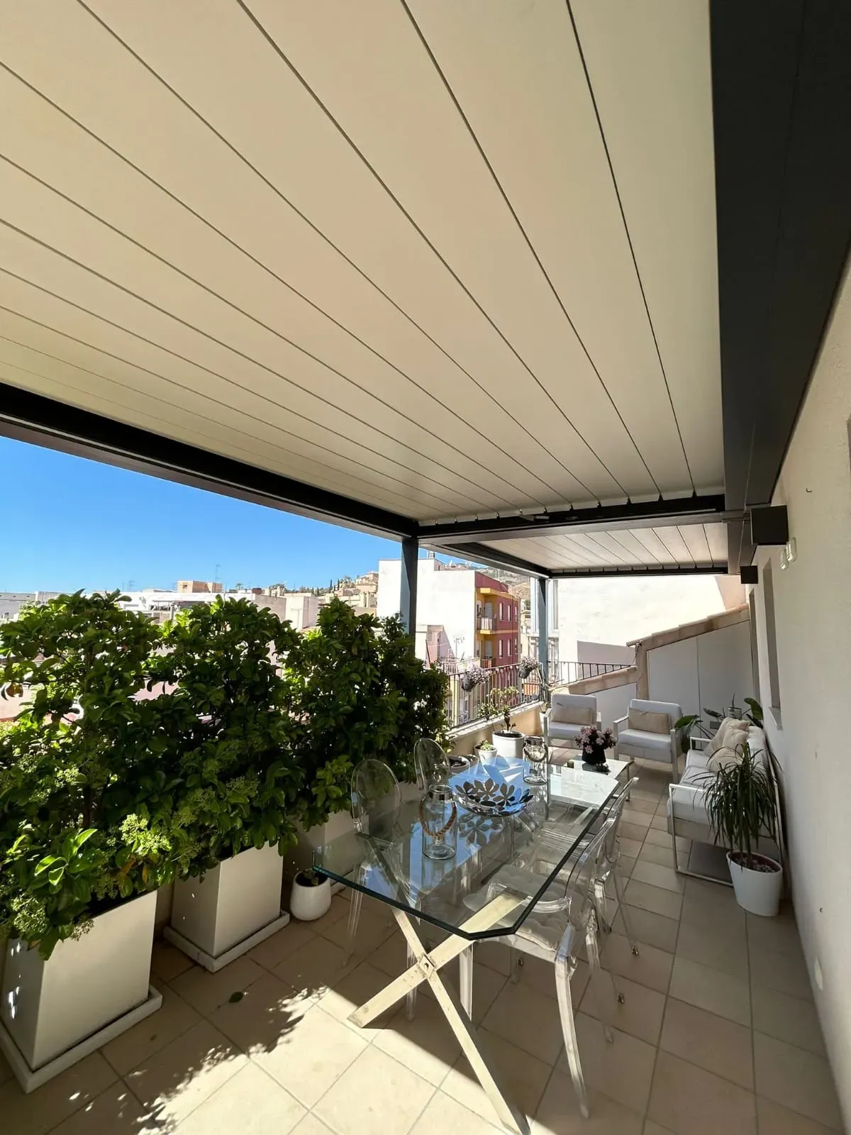 Pérgola bioclimática junto a la costa