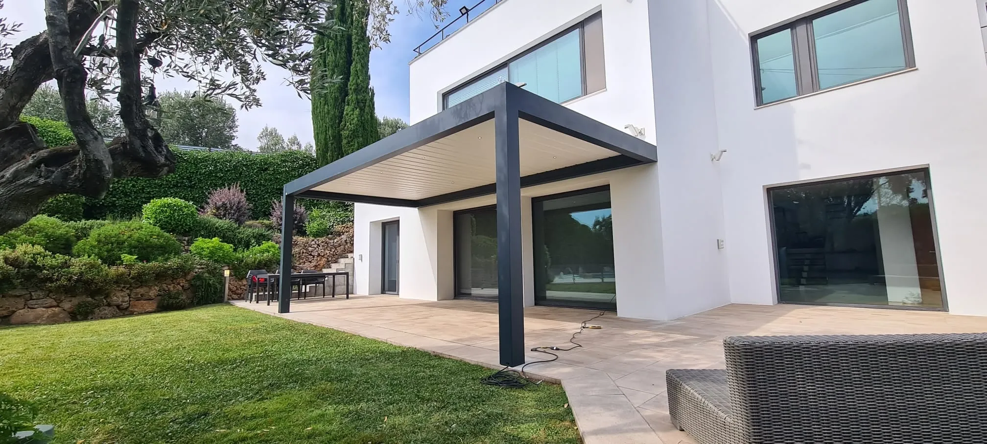 Pérgola bioclimática Bestecnics en una vivienda del Berguedà