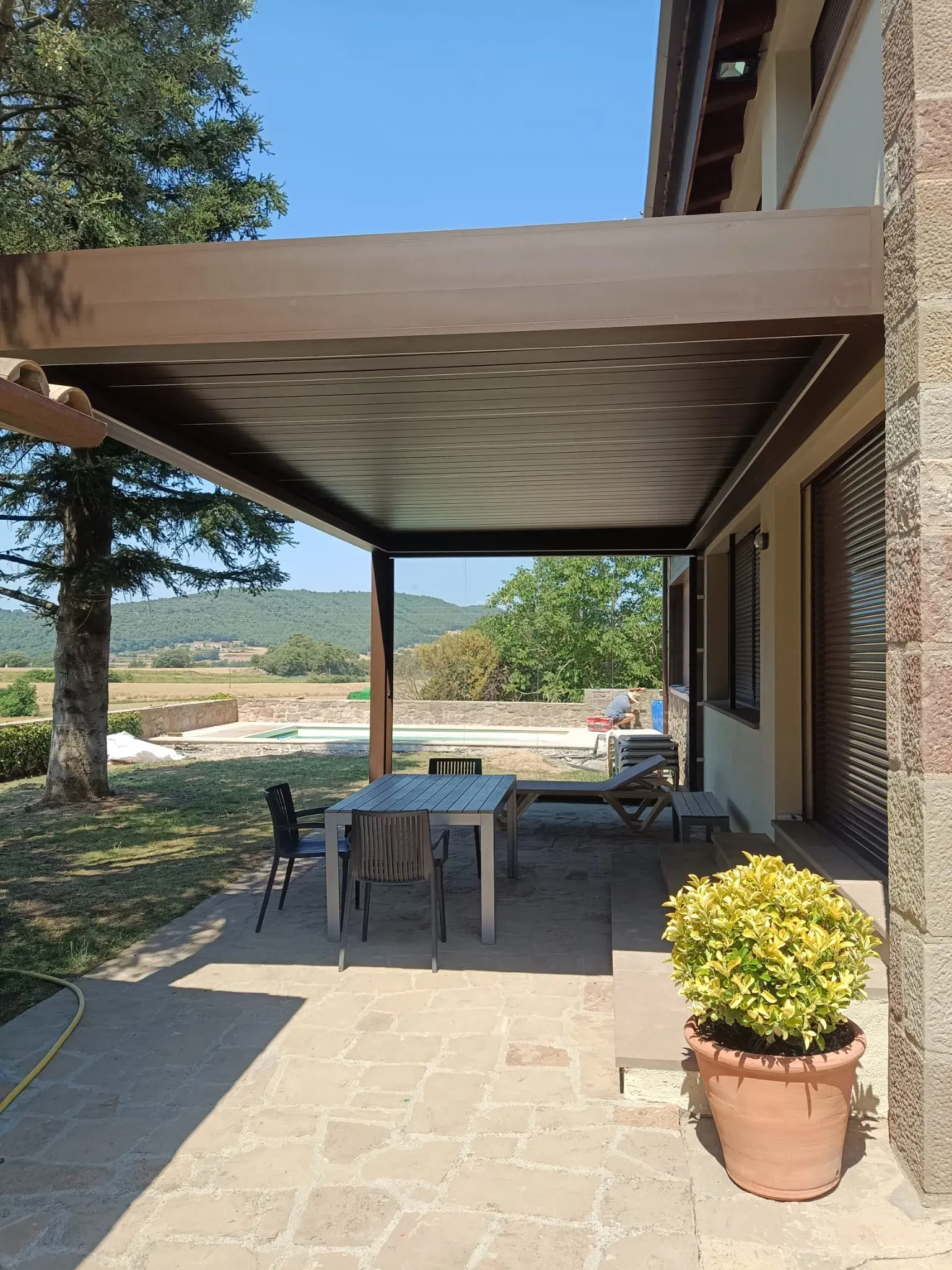 Pérgola bioclimática para restaurante en la costa