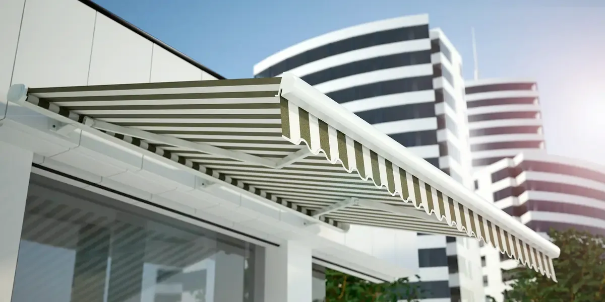 Toldo en una vivienda de Berga bien mantenido