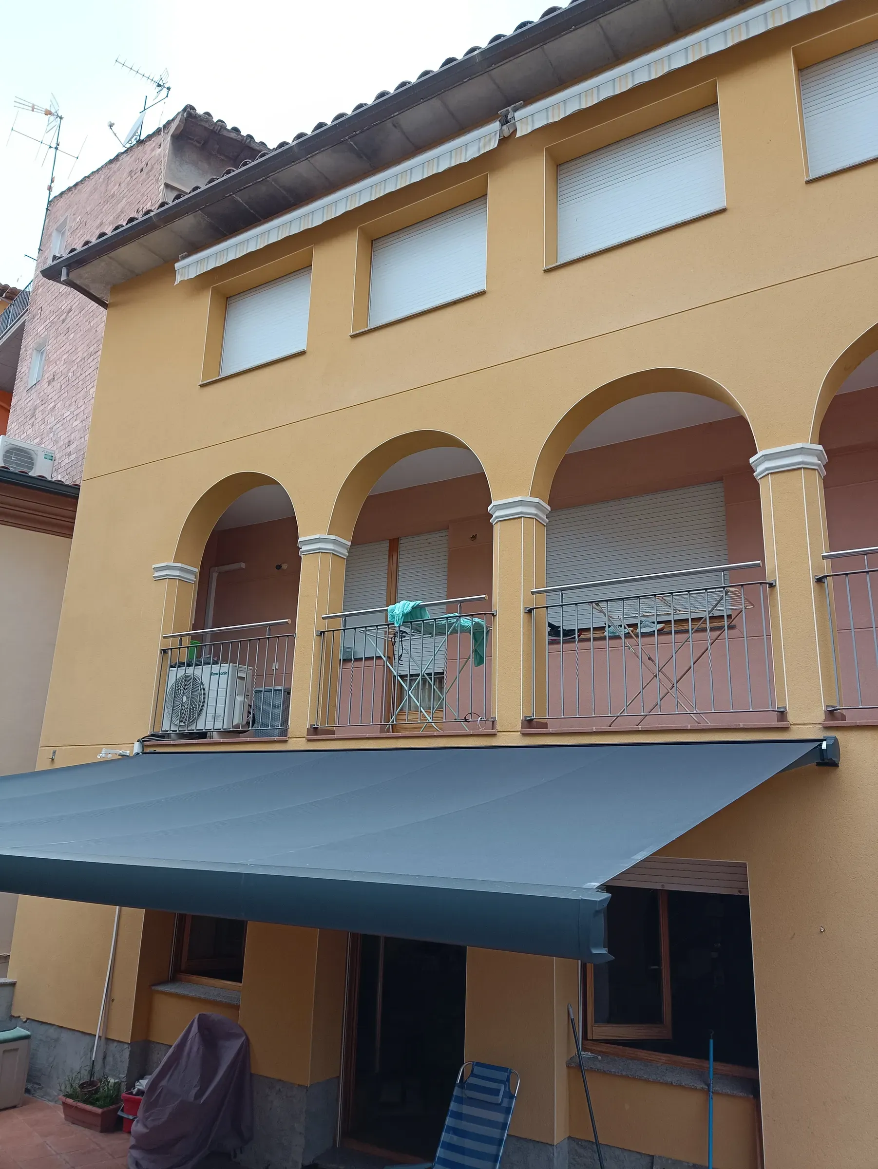 Toldo en una vivienda de Berga bien mantenido